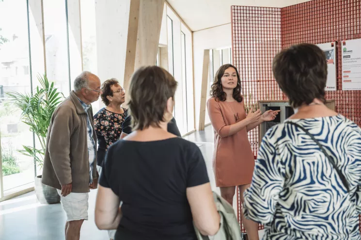 4 personen brengen een bezoek aan de expo van Acasus