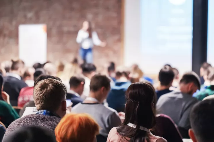 spreker voor grote groep zittenden