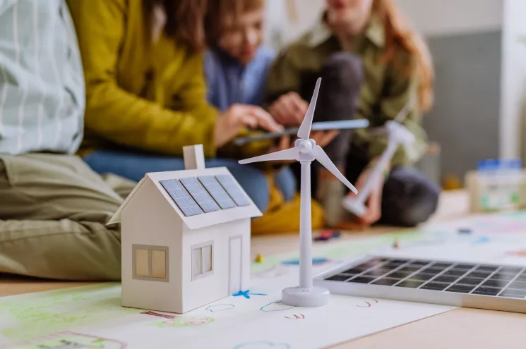 Schaalmodellen van woning met zonnepanelen en windmolen