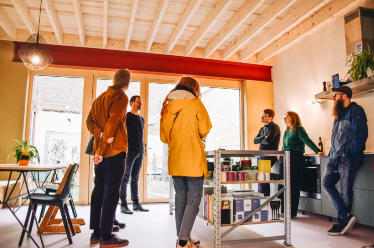 Bezoekers staan in een duurzaam verbouwde woning