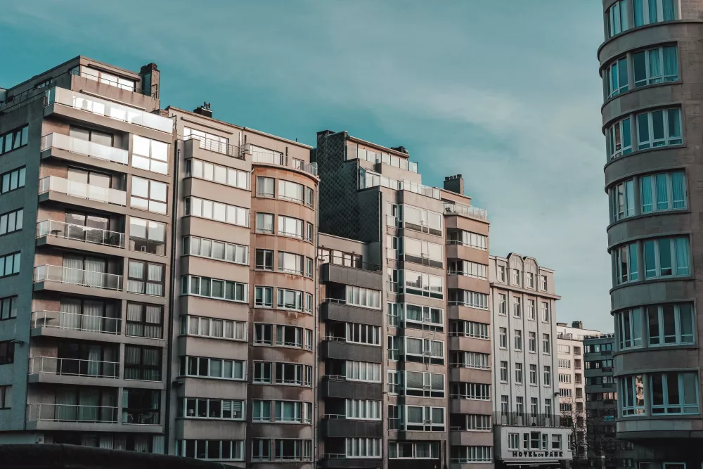 Beeld van appartementsgebouwen op 1 rij aan de Belgische kust